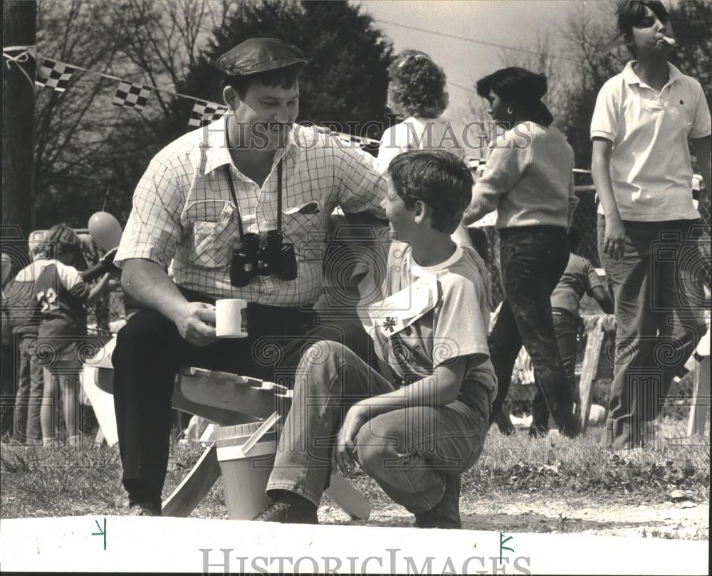 1981 Press Photo Robert Nichols And Michael Roberts Talk At Special Olympics - Historic Images