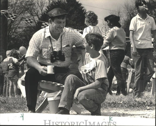 1981 Press Photo Robert Nichols And Michael Roberts Talk At Special Olympics - Historic Images