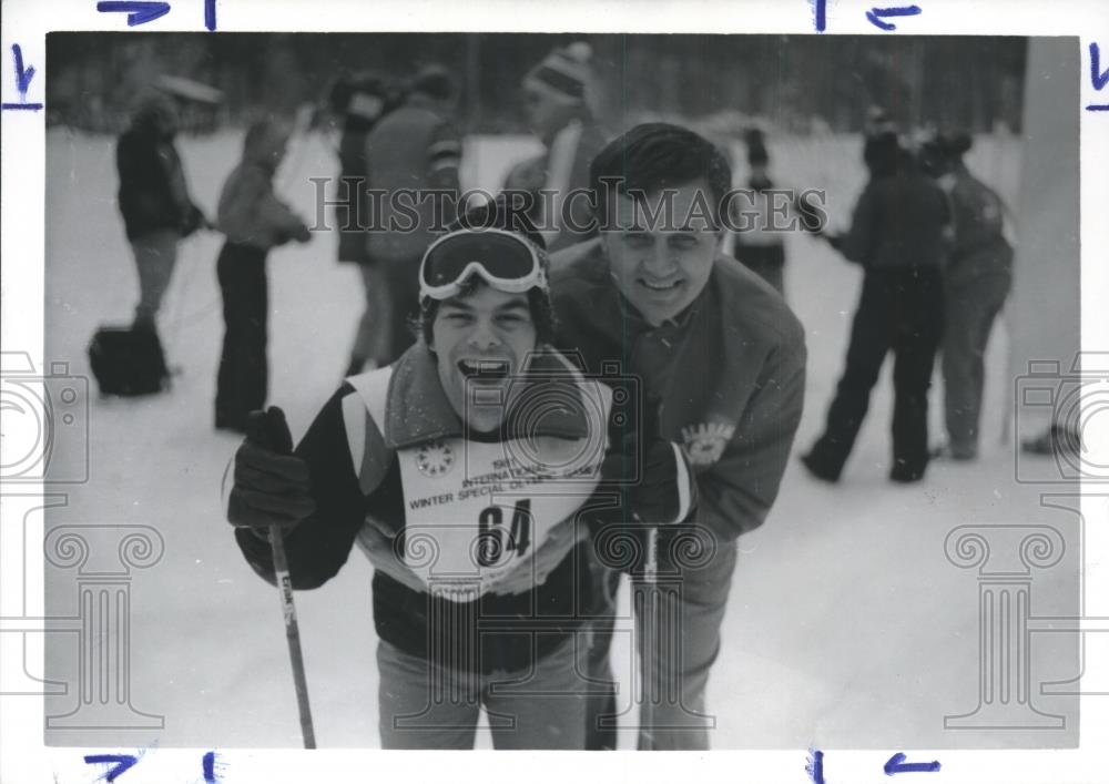 1981 Press Photo Special Olympian Skier Paul Owens And Senator Hinton Mitchem - Historic Images