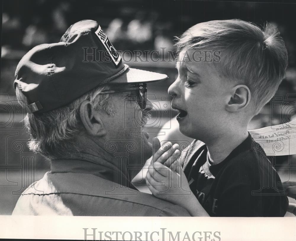 1987 Press Photo Grandpa Carl Conelius Comforts Special Olympian Kevin Conelius - Historic Images