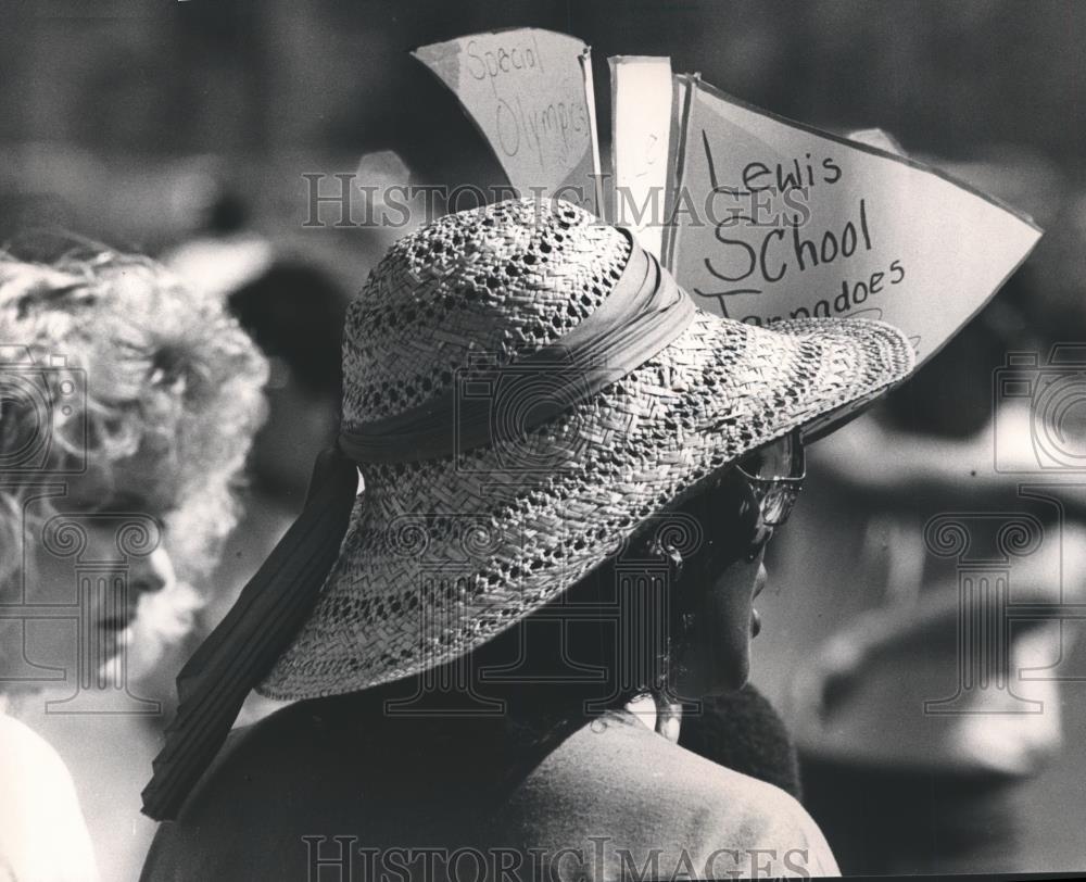 1987 Press Photo Lewis School Banner Was One Of Many Banners At Special Olympics - Historic Images