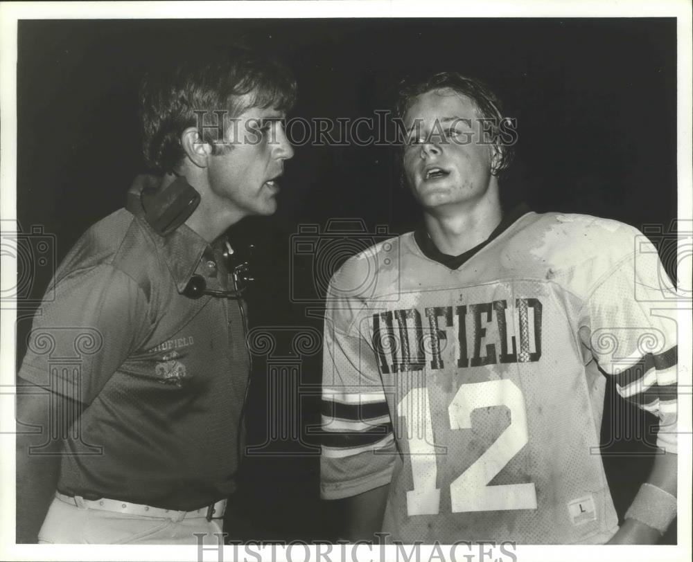 1979 Press Photo Eric Ramsey Listens To Midfield Football Coach Bill Sparks - Historic Images