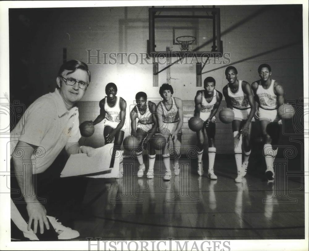 1978 Press Photo Coach Bartow And The Alabama In Birmingham Basketball Team - Historic Images