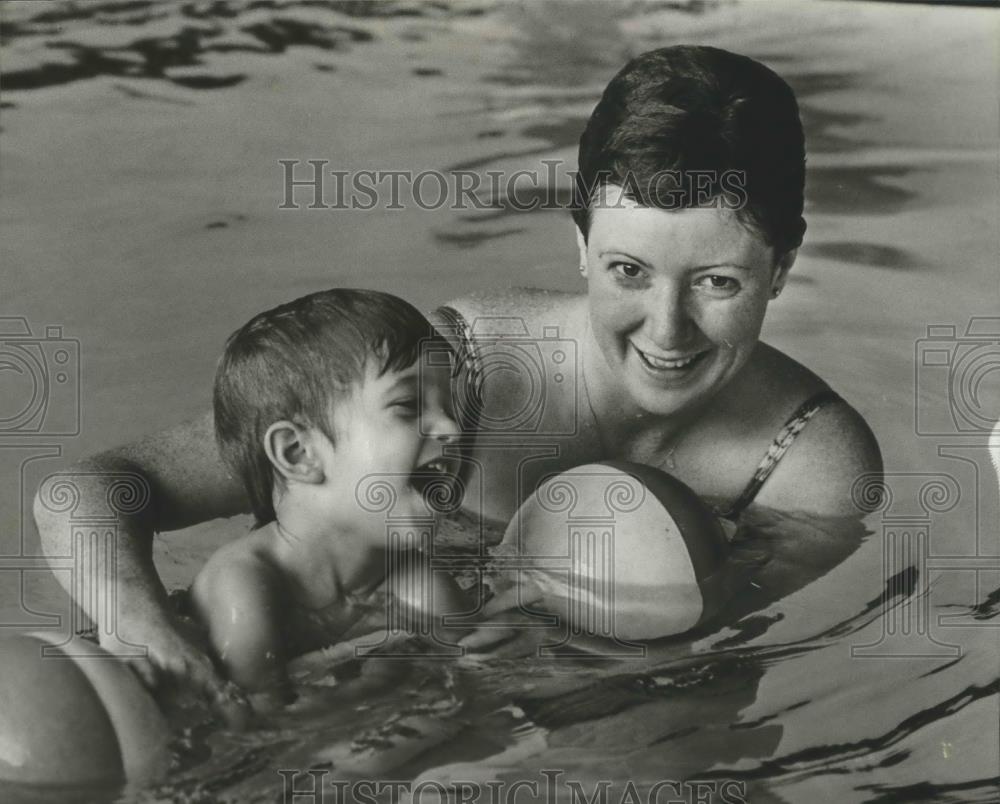 1980 Press Photo Ellen Dexter Works With Her Young Swimmer Brian And A Floatee - Historic Images