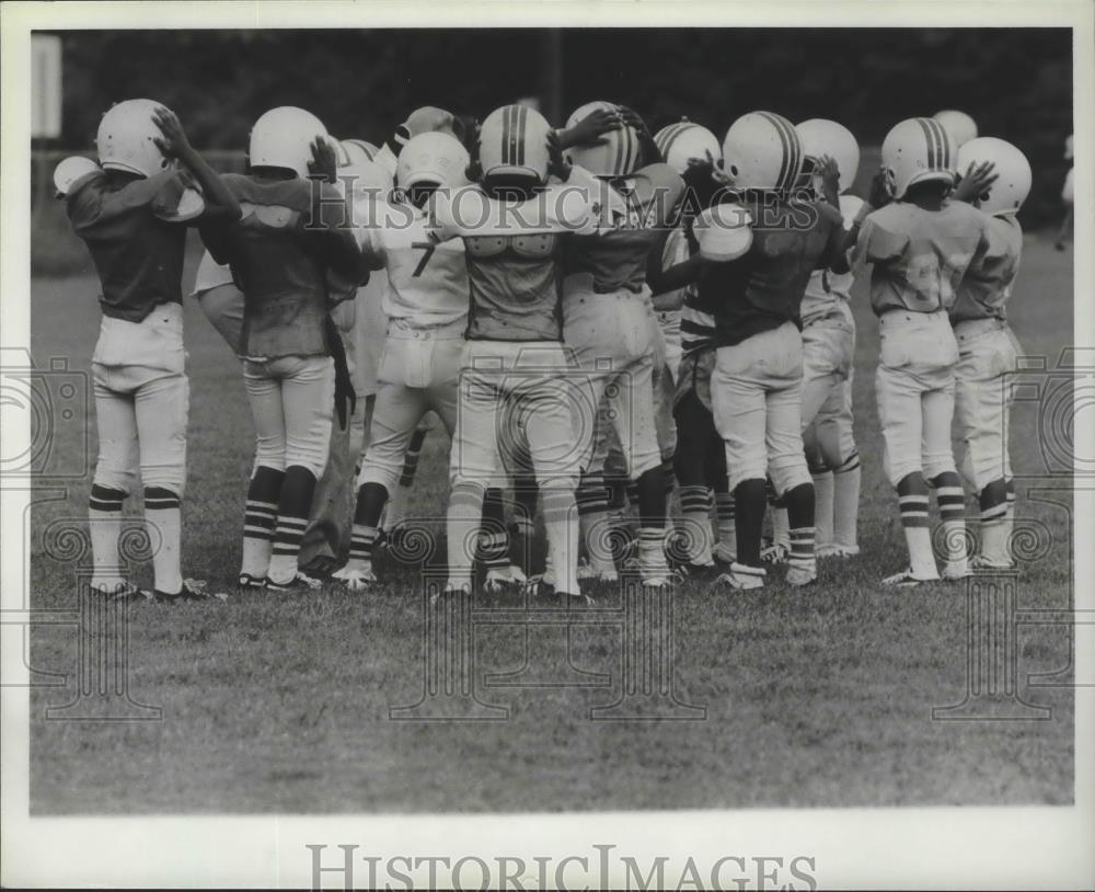 1980 Press Photo Small Football Players Receive Routine Basic Instructions - Historic Images