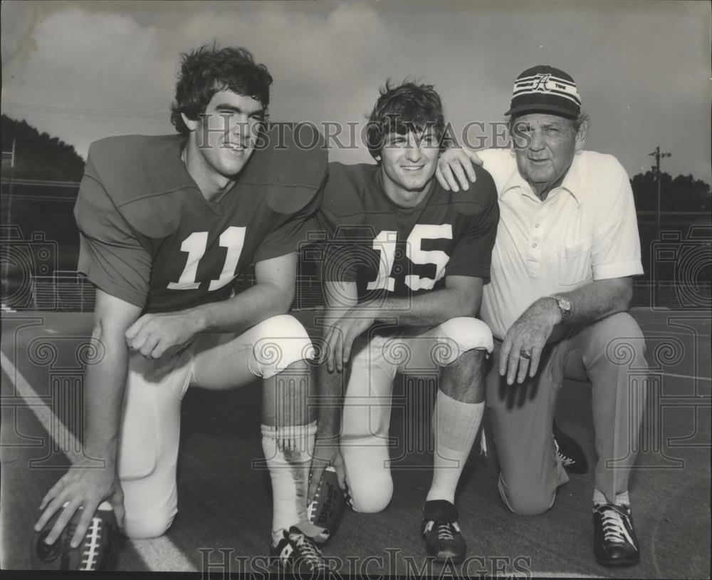 1977 Press Photo Quarterback Jeff Rutledge With Other Alabama Football Men - Historic Images