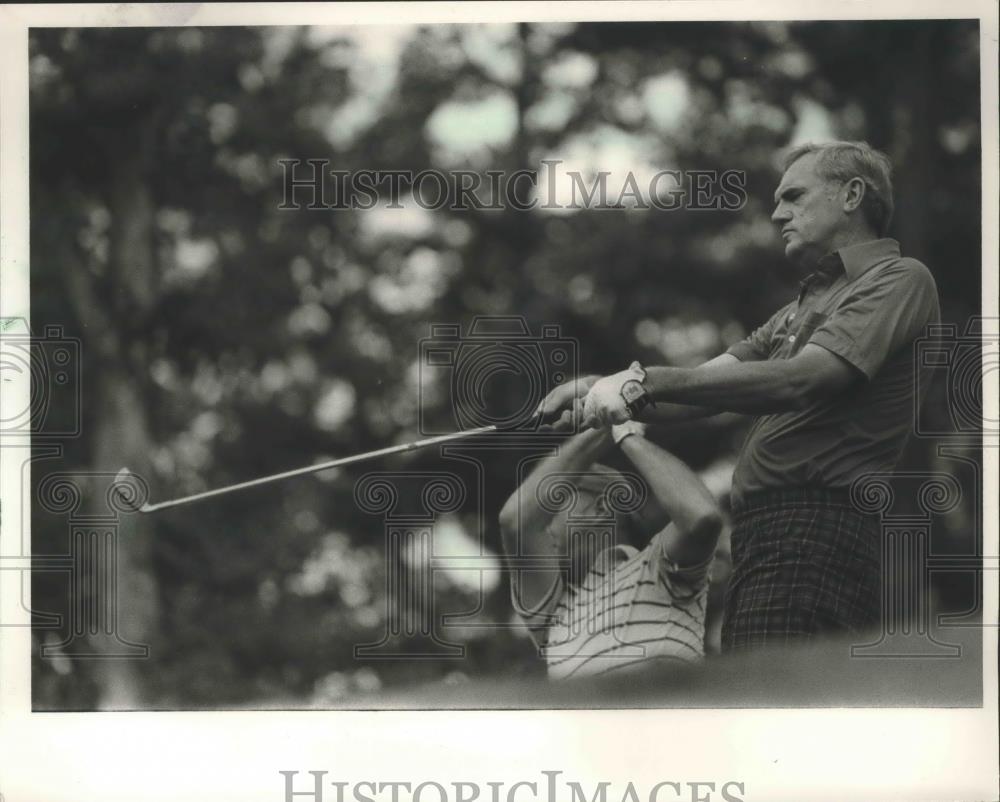 1985 Press Photo Occasional Golfer And Alabama Basketball Coach Wimp Sanderson - Historic Images