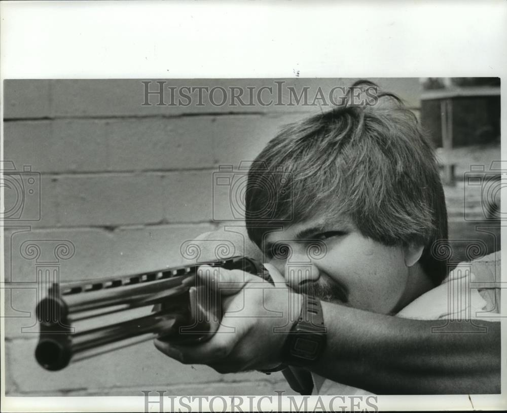 1982 Press Photo Louis &#39;Gabby&#39; Hulgan takes aim with his gun shooting clay birds - Historic Images