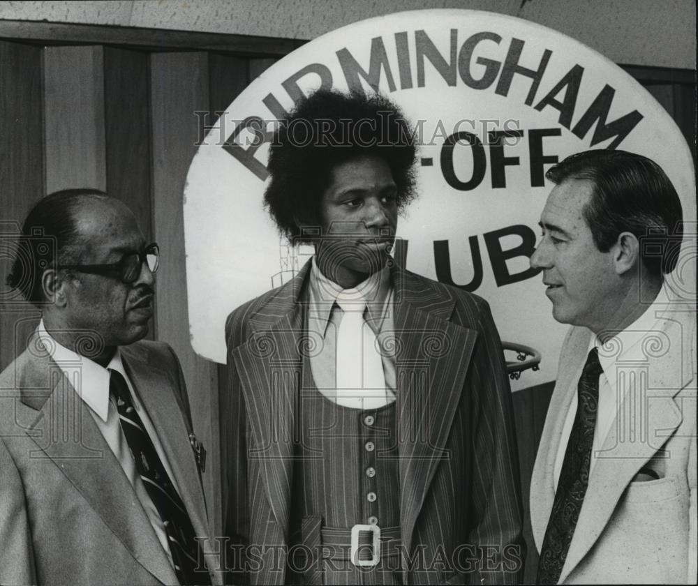 1978 Press Photo Tip-Off Club Member Edward Thompson with Others in Huddle - Historic Images