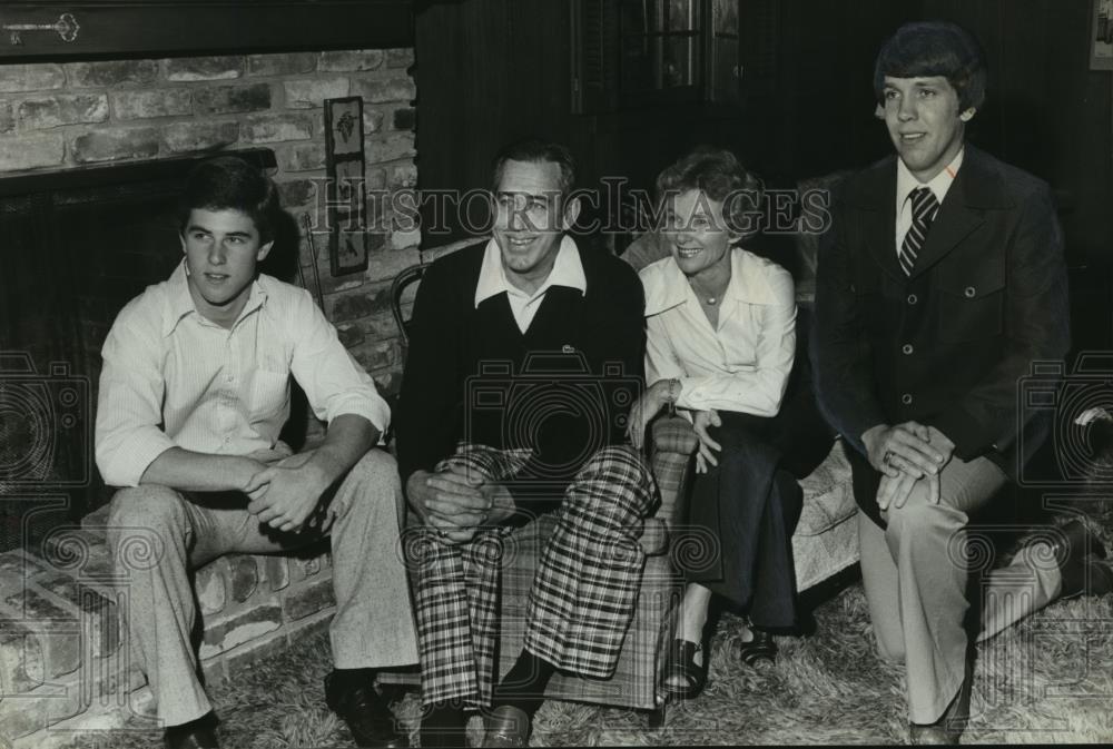 1979 Press Photo Martin Newton and his parents with Tuscaloosa Coach Al Walter - Historic Images