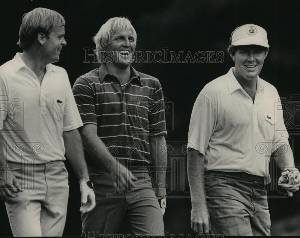 1984 Press Photo Golfers Johnny Miller, Greg Norman, Andy Bean on 10th Green - Historic Images