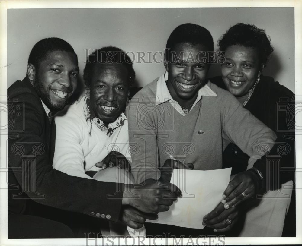 1981 Press Photo University of Alabama Athelte Marvin Ray Johnson with family - Historic Images