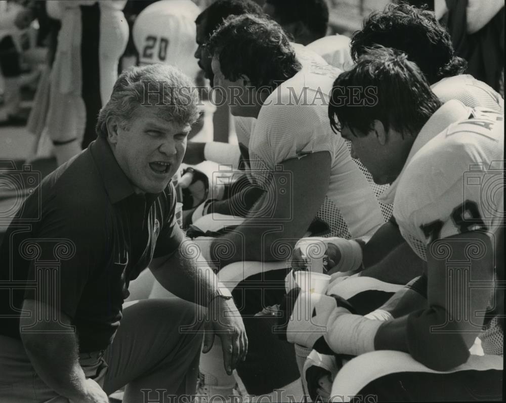 1985 Press Photo Assistant Football Coach Tom Banks tries to fire up the troops - Historic Images