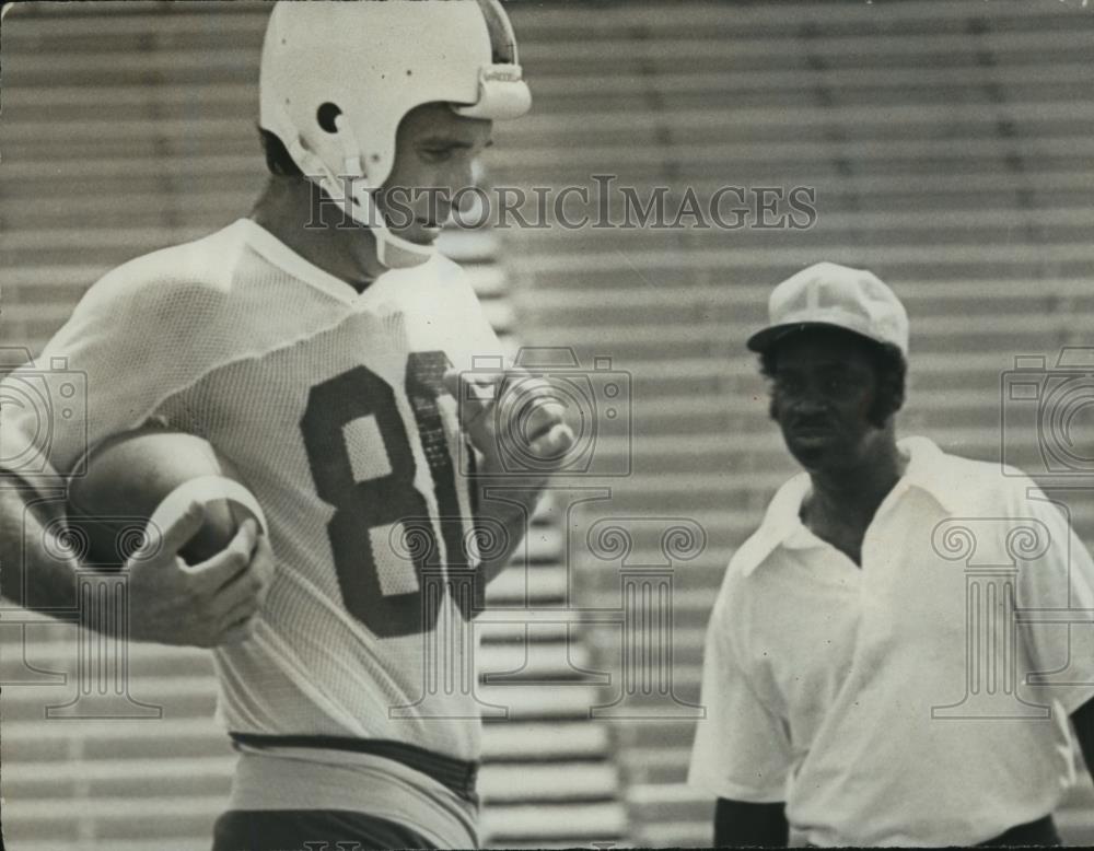 Press Photo Dennis Homan runs reception, Coach Leonard King watches, Alabama - Historic Images