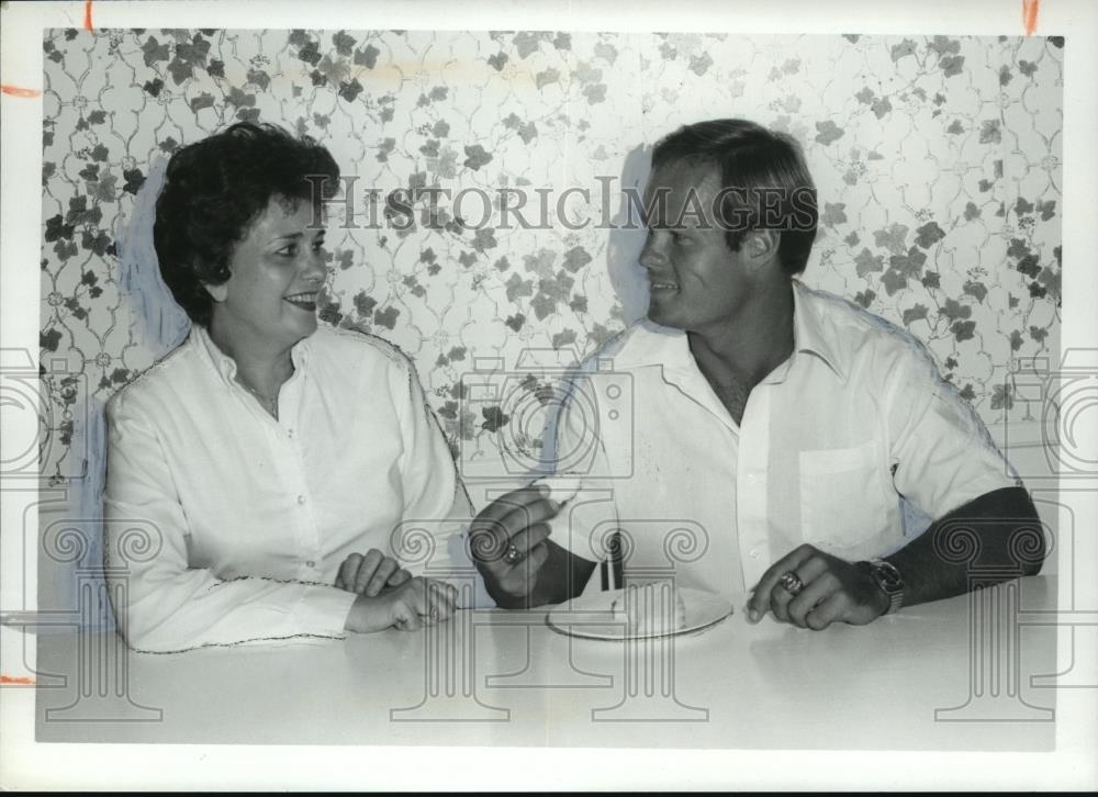 1980 Press Photo Mrs. Peggy Shealy and son Steadman sample poundcake recipe - Historic Images