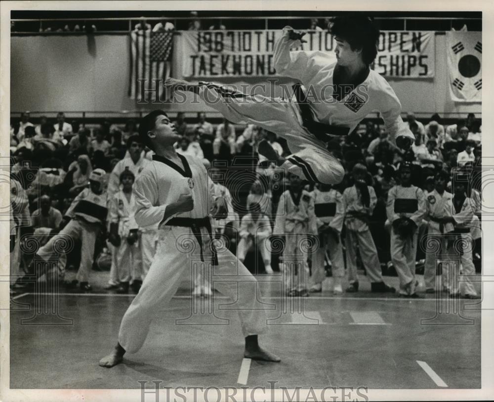 1987 Press Photo Pyong Shih and Pyong Chung, at Tae Kwon-Do match, Alabama - Historic Images