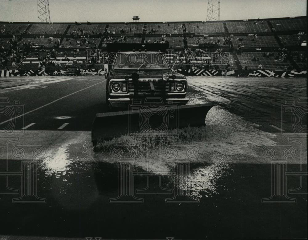 1984 Press Photo water getting cleared from football field, Alabama - abns06228 - Historic Images