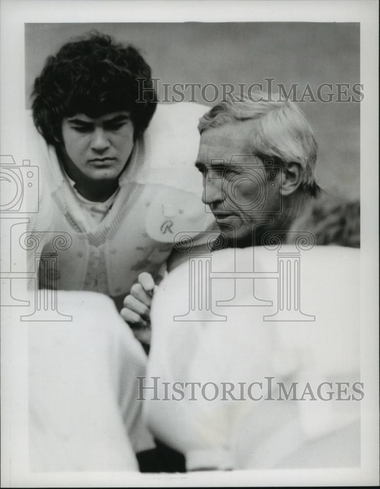 1976 Press Photo Football Coach Charlie Bradshaw with player - abns06276 - Historic Images