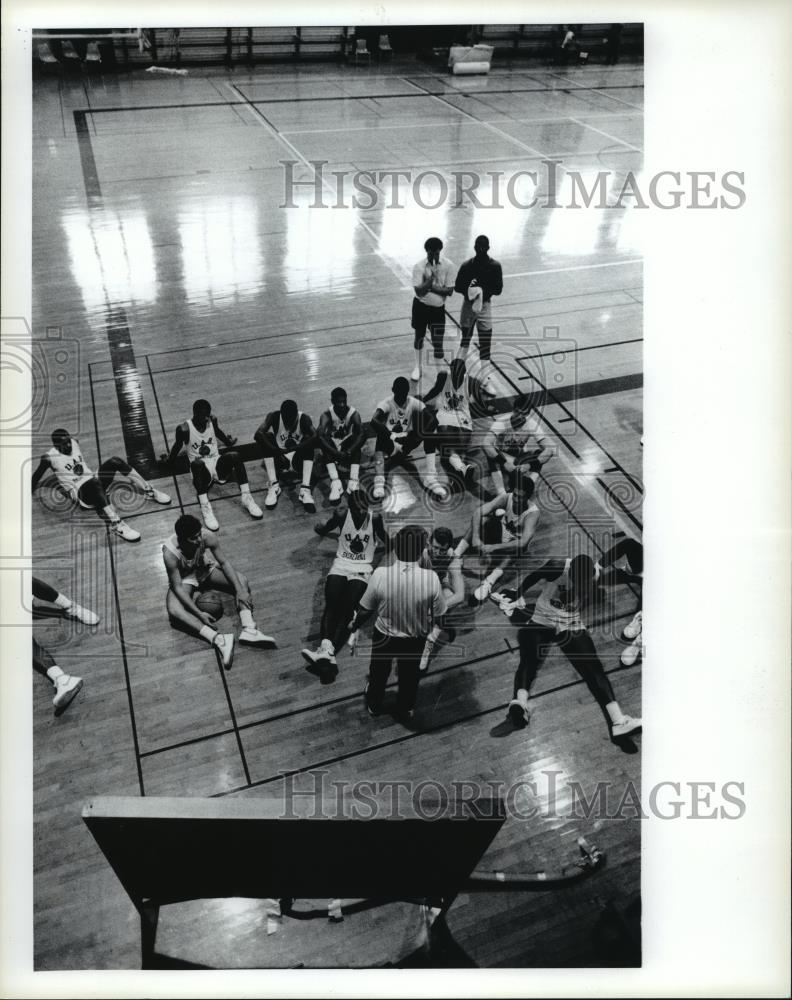 Press Photo University of Alabama Birmingham Basketball Players at Practice - Historic Images