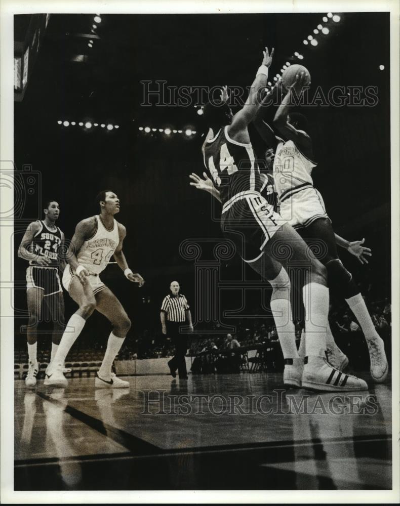 Press Photo University of Alabama Birmingham Basketball Players in Game - Historic Images