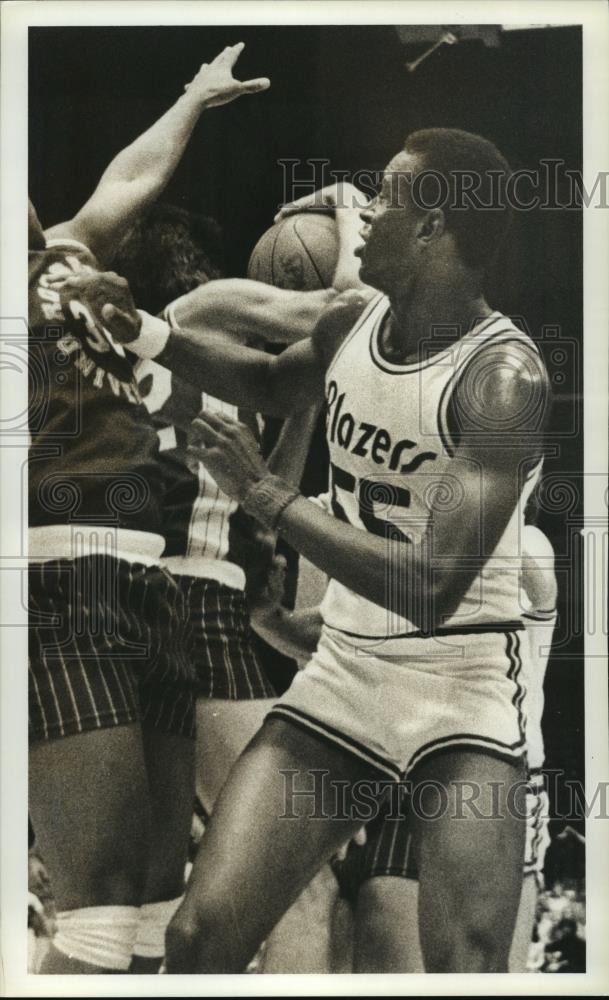 Press Photo University of Alabama Birmingham Basketball Players in Game - Historic Images