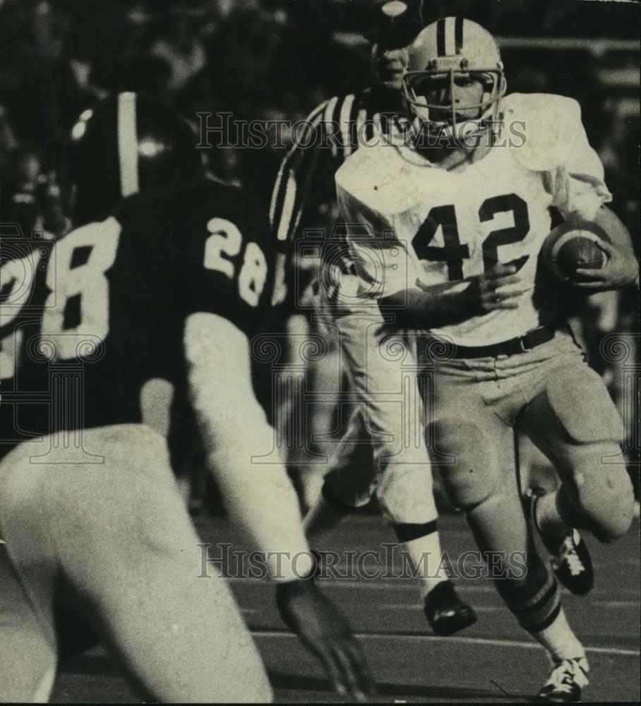 1976 Press Photo Football Players Major Ogilvie and Lawrence Packer in Game - Historic Images