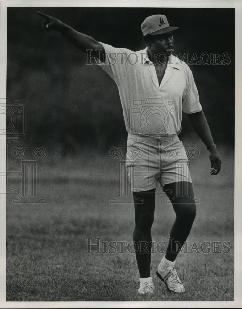 1986 Press Photo James Owens at practice, Miles College Football Coach - Historic Images