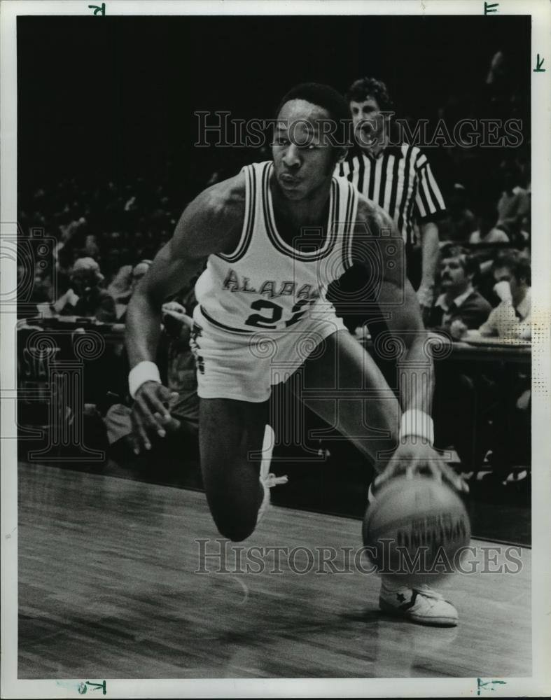 1982 Press Photo Alabama point guard Eddie Adams in the court - abns06572 - Historic Images