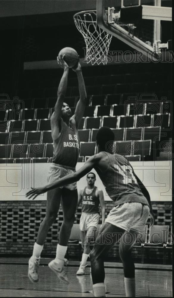 1983 Press Photo James Harmon and Birmingham-Southern basketball players - Historic Images