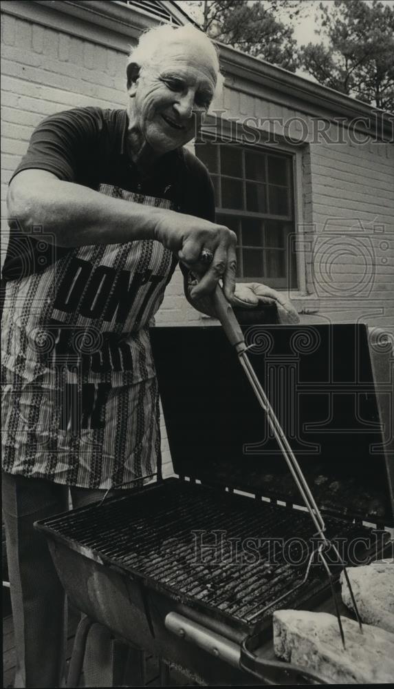 1978 Press Photo Cliff Harper at his grill ready to cook - abns06674 - Historic Images