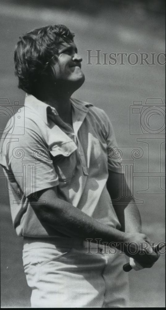 1977 Press Photo Golfer Lee Harper watches ball - abns06690 - Historic Images