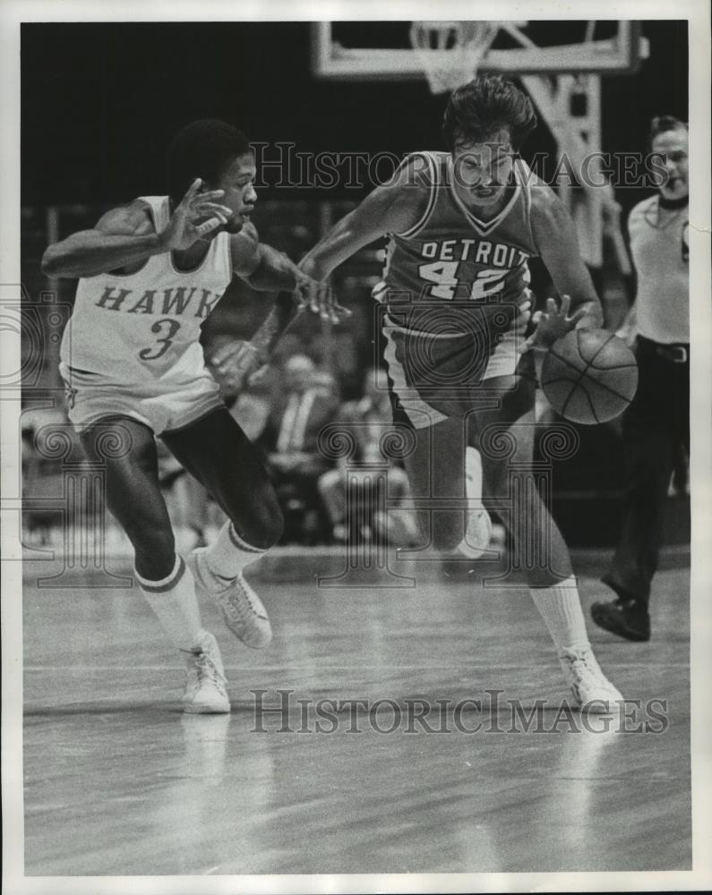 1977 Press Photo Atlanta Hawks - Eddie Johnson in Game with Detroit - abns06783 - Historic Images