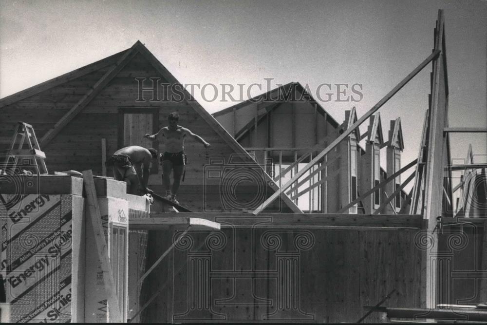 1988 Press Photo Carpenters working on homes in Brookfield - mjb63241 - Historic Images