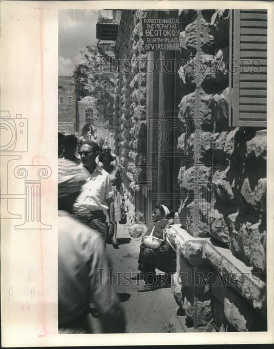 1987 Press Photo Old Quarter of Jerusalem Where Woman Sits on Religious Site - Historic Images