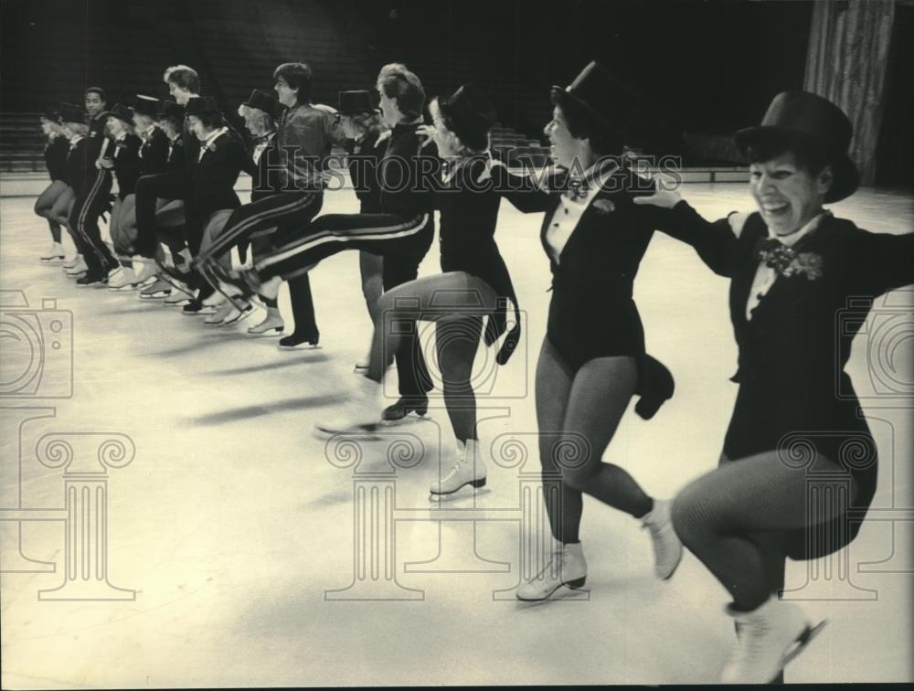 1984 Press Photo The Social Icers During Session At Mayfair Ice Chalet - Historic Images