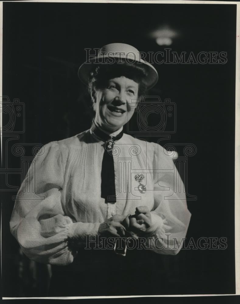 1984 Press Photo Mrs. W. H. Smythe Acting as Professor Willard in Show - Historic Images