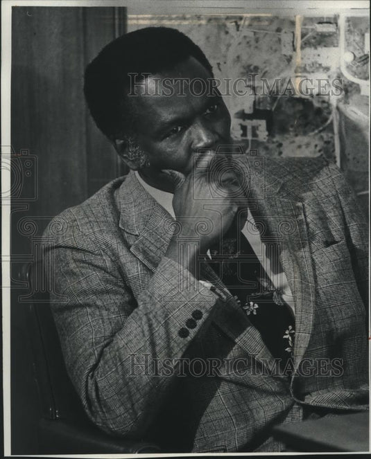 1978 Press Photo Nominated Symuel Smith Ponders Question During Press Conference - Historic Images