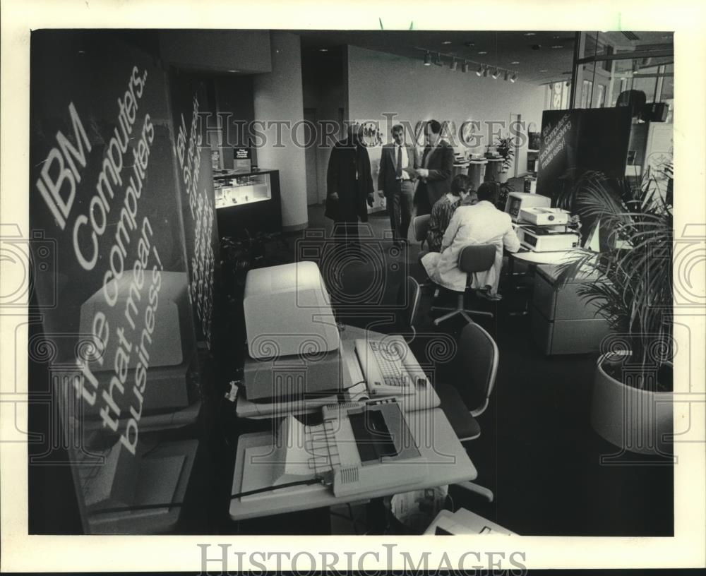 1984 Press Photo Potential Customers Visit New IBM Store in Reuss Federal Plaza - Historic Images