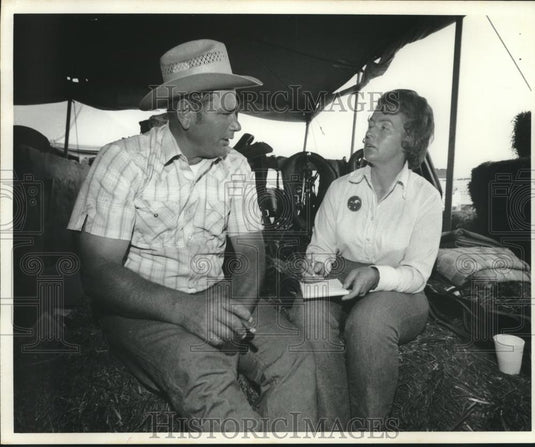 1982 Press Photo Richard Sparrow and wife Joy talking. - mjc01023 - Historic Images