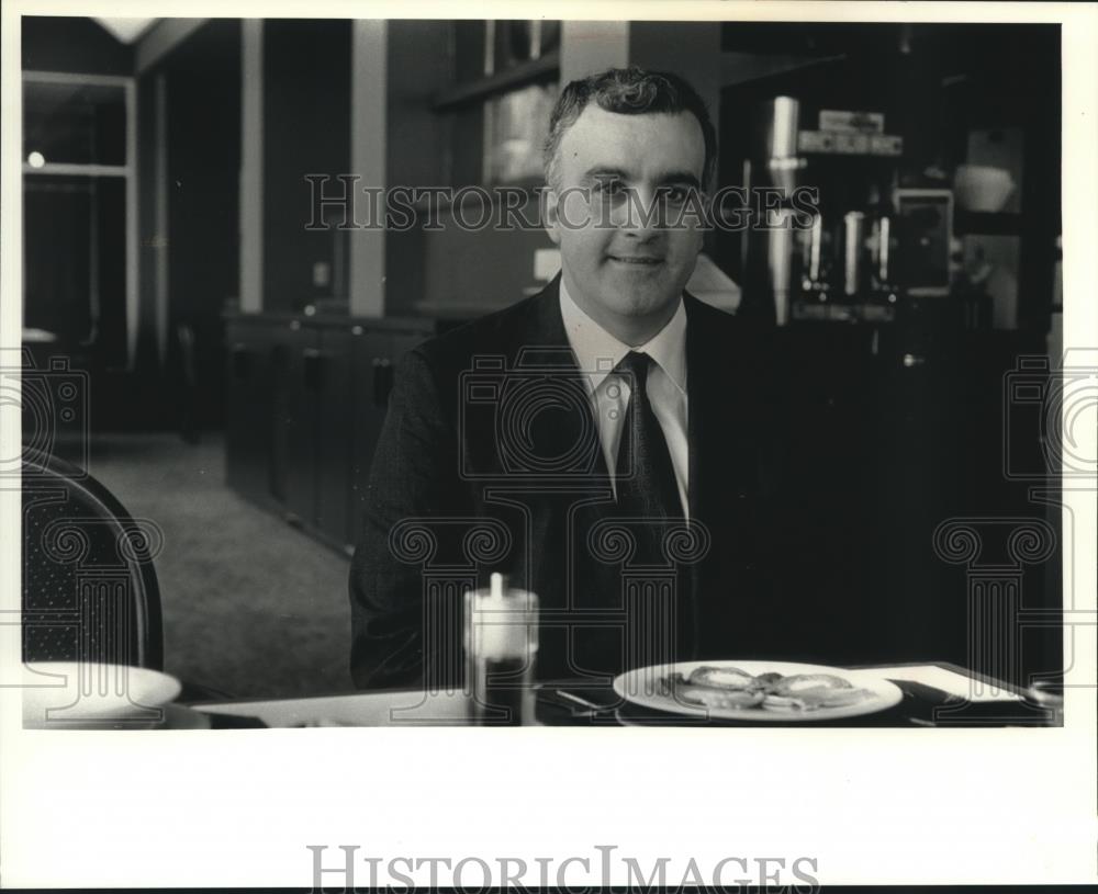 1990 Press Photo Nick Spinelli Jr. dining at restaurant in Milwaukee, Wisconsin - Historic Images