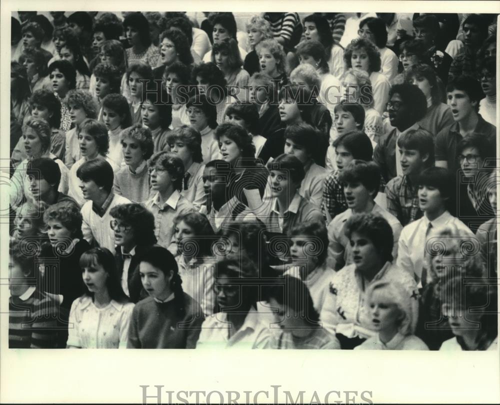 1984 Press Photo Students gather for assembly at parochial school - mjc01138 - Historic Images