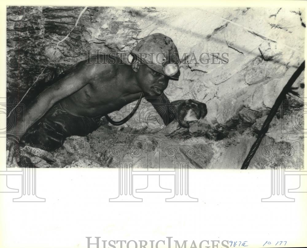 1979 Press Photo Miner in Tunnel of Western Deep Levels Goldmine in South Africa - Historic Images