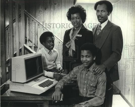 1983 Press Photo Cora and Obrie Smith II and sons Kyle and Obrie III, at home - Historic Images
