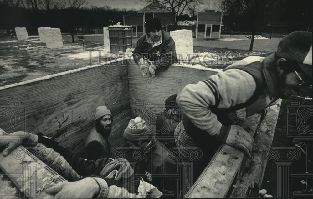 1987 Press Photo Workmen ready for Snow Sculpting Competition at Milwaukee Zoo - Historic Images