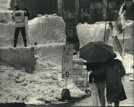1989 Press Photo Couple watch Swedish snow sculptor at work - mjc01302 - Historic Images