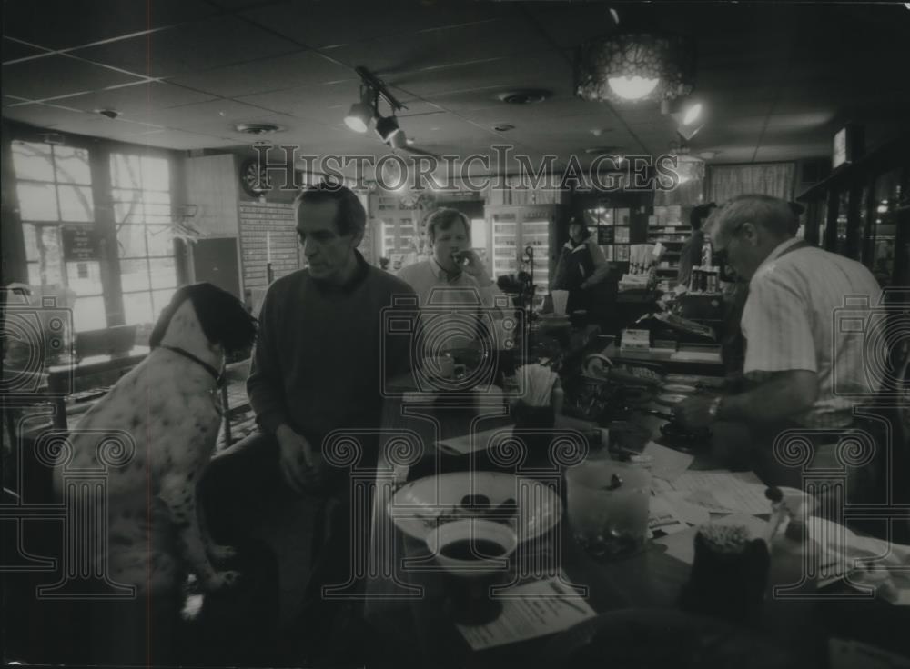 1994 Press Photo Doug Irwin in Edward&#39;s Pipe and Tobacco Shop, Glendale. - Historic Images