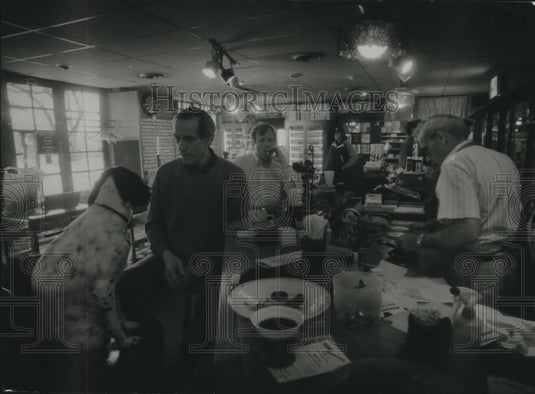 1994 Press Photo Doug Irwin in Edward's Pipe and Tobacco Shop, Glendale. - Historic Images