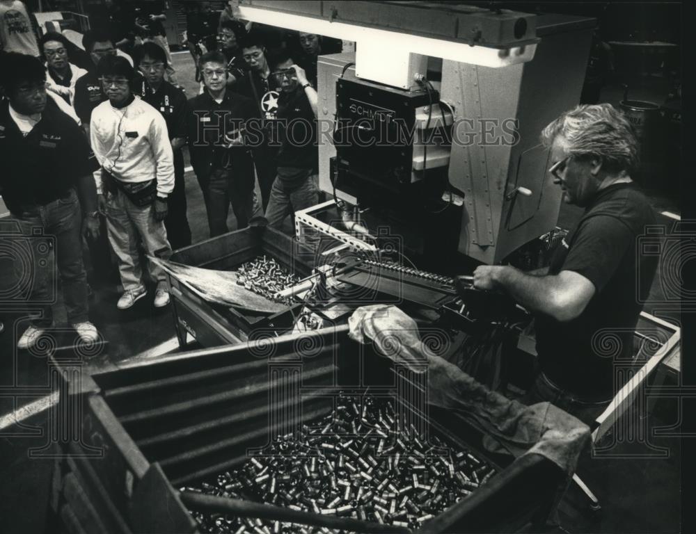 1992 Press Photo Japan visitors watch Snap-On Tools operator at Milwaukee plant - Historic Images