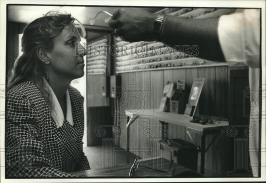 1993 Press Photo Chris Butler fitted with a pair of safety glasses, Milwaukee - Historic Images
