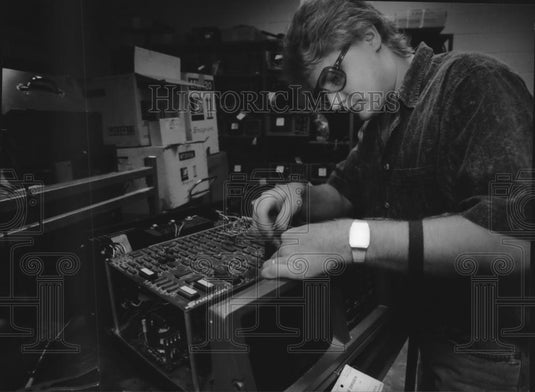 1993 Press Photo Tim Naef, Snap-on Tools Corp. repairs equipment, New Berlin - Historic Images